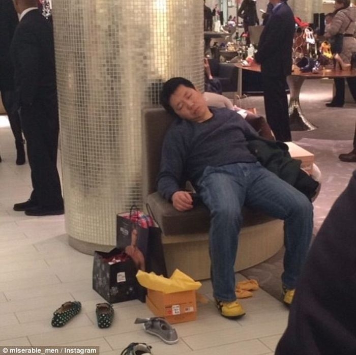 Фотографии уставших мужчин в торговых центрах
