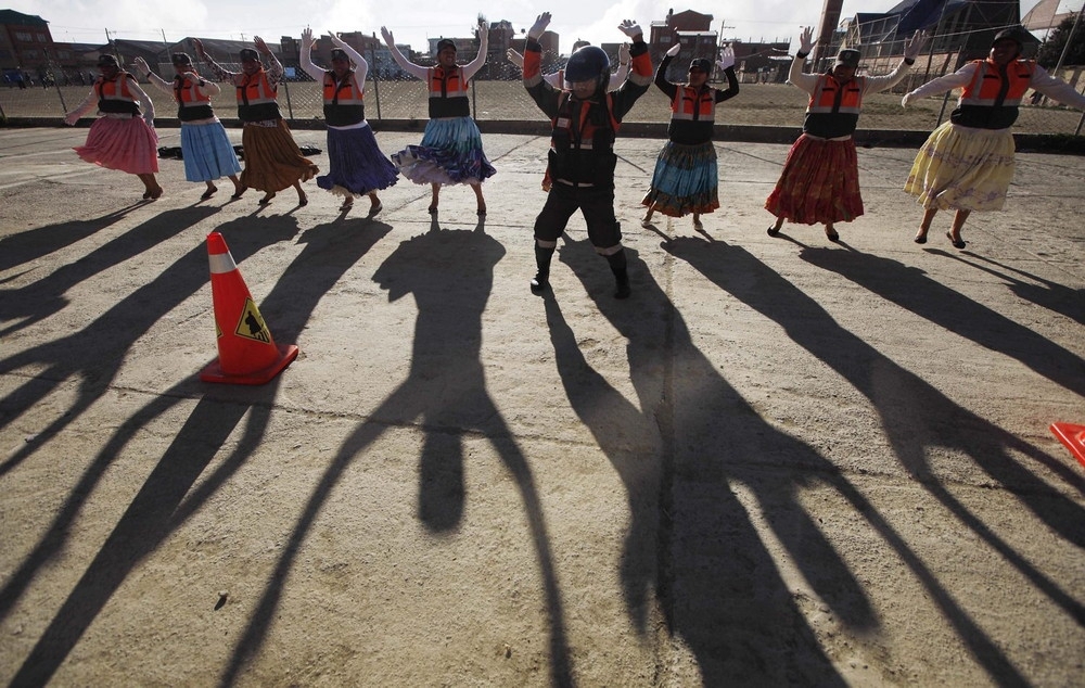 Женщины-регулировщики в Боливии