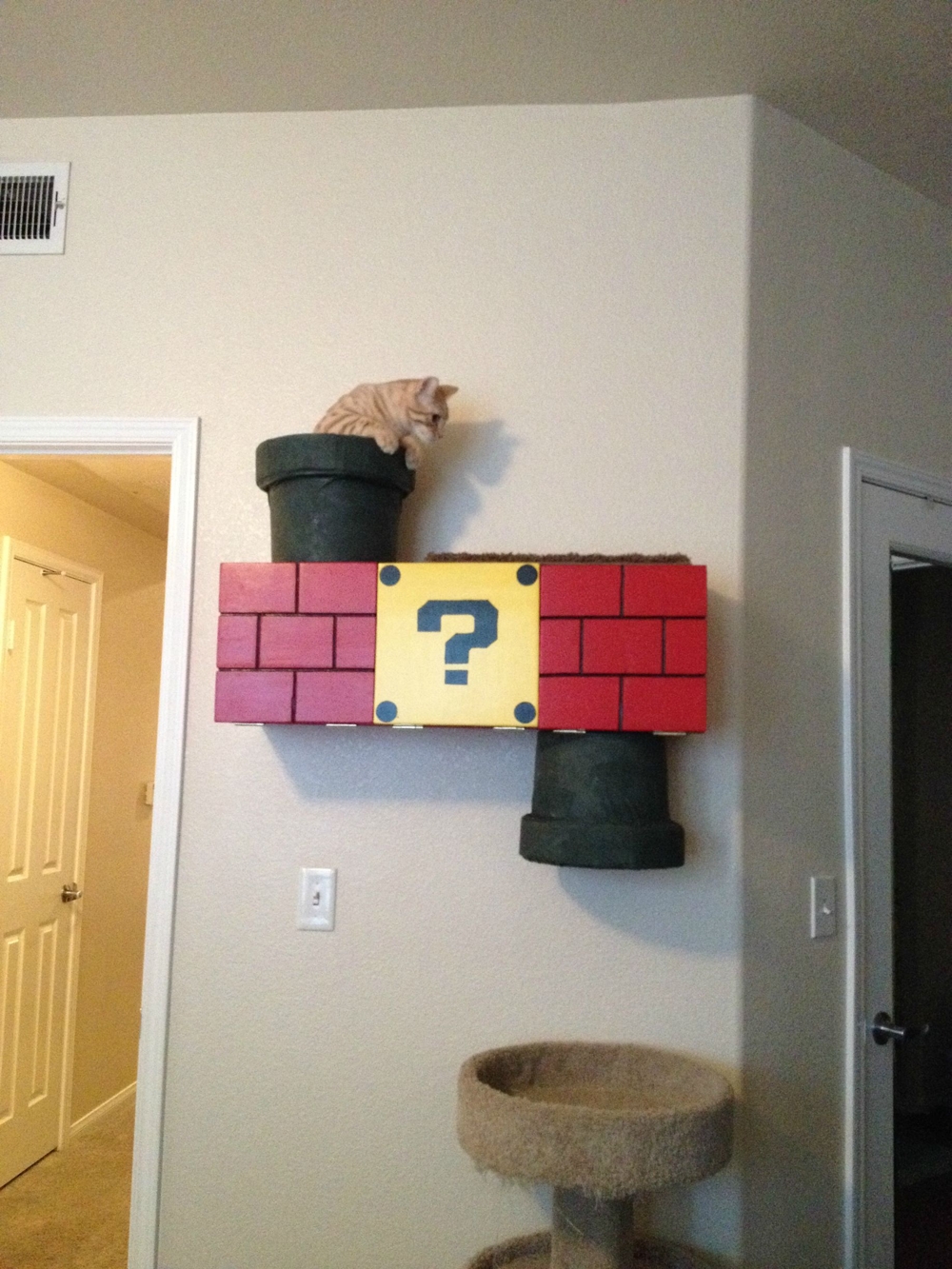 Домик-лазалка для кошки в стиле "Марио" своими рукми