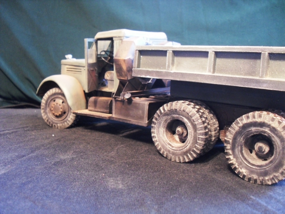 Модель грузовика ЯАЗ из бумаги