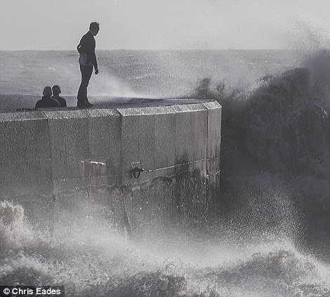 10 метровые волны штурмуют побережья Великобритании