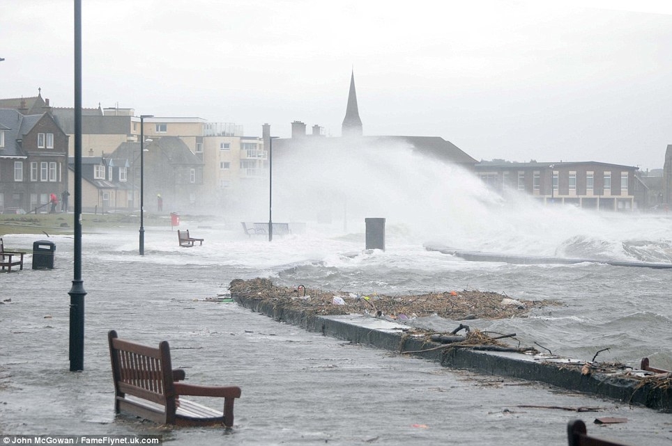 10 метровые волны штурмуют побережья Великобритании