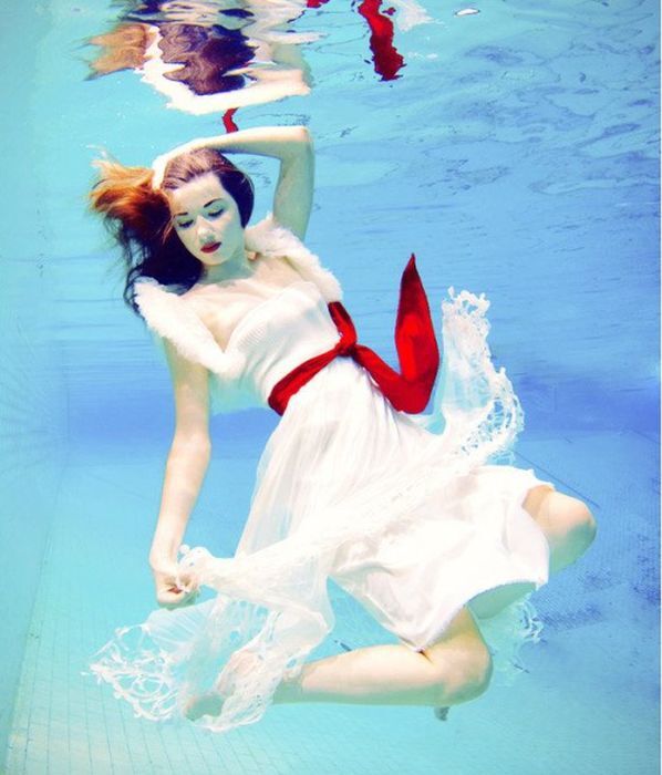 Оригинальные снимки девушек под водой 