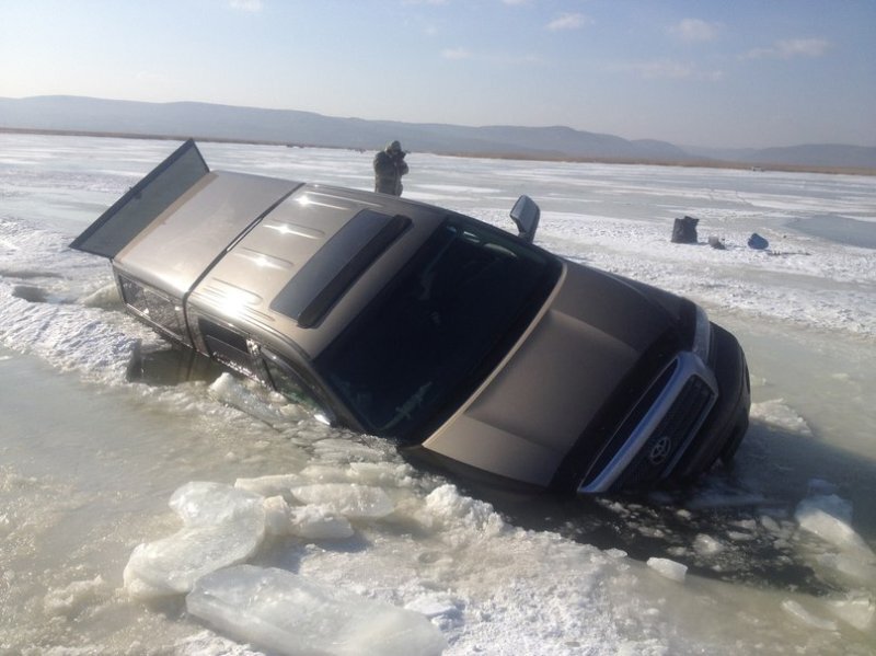 Рыбаки на Toyota Tundra провалились под лед 