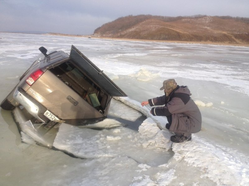 Рыбаки на Toyota Tundra провалились под лед 