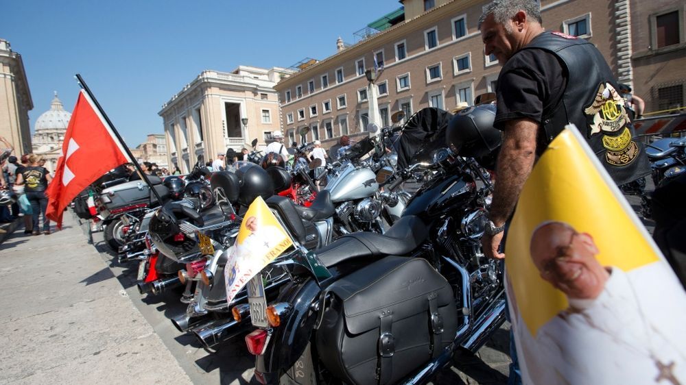 Папа римский продает с аукциона свой Harley-Davidson