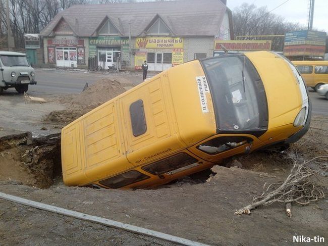 В Саратове в яму провалилась пассажирская «ГАЗель»
