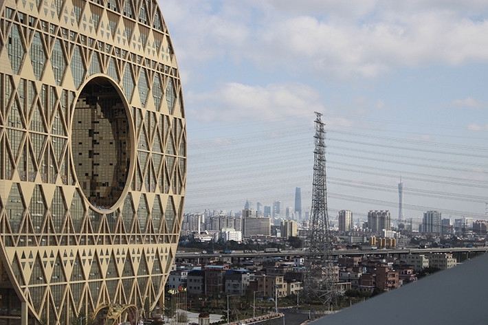 В Гуанчжоу построили офисную высотку в форме 138-метрового "пончика"