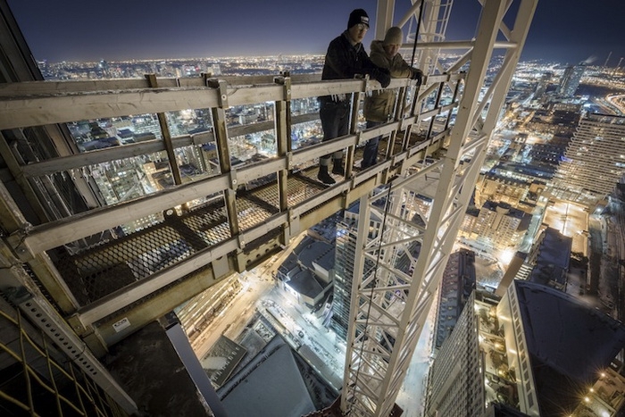 Гуляя по крышам небоскребов: потрясающие снимки "замерзшего" Торонто.