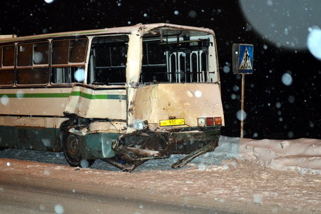 Авария дня 1363. В Сыктывкаре два автобуса и лесовоз попали в ДТП