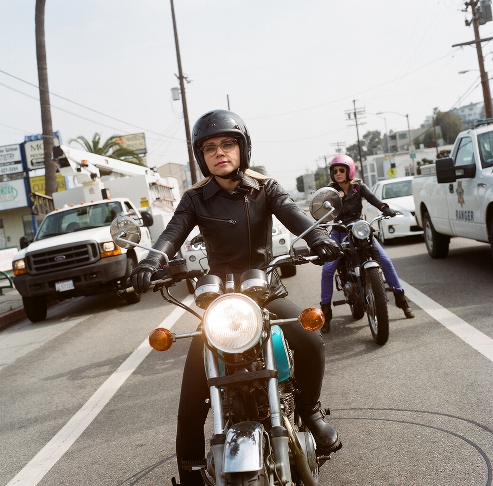 La Motocyclette: Американская фотовыставка доказывает право девушек на