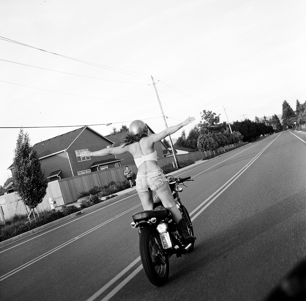 La Motocyclette: Американская фотовыставка доказывает право девушек на