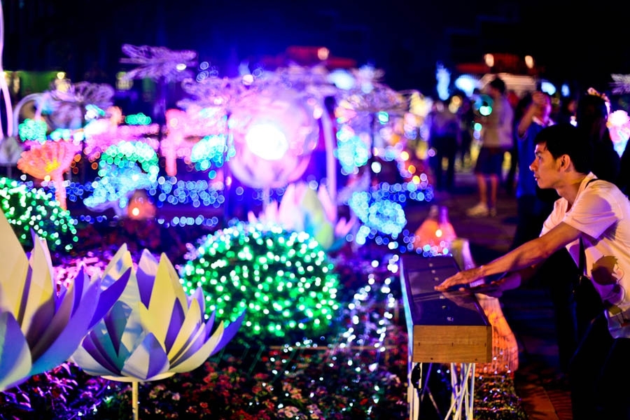 Невероятная световая инсталляция в парке Тайланда