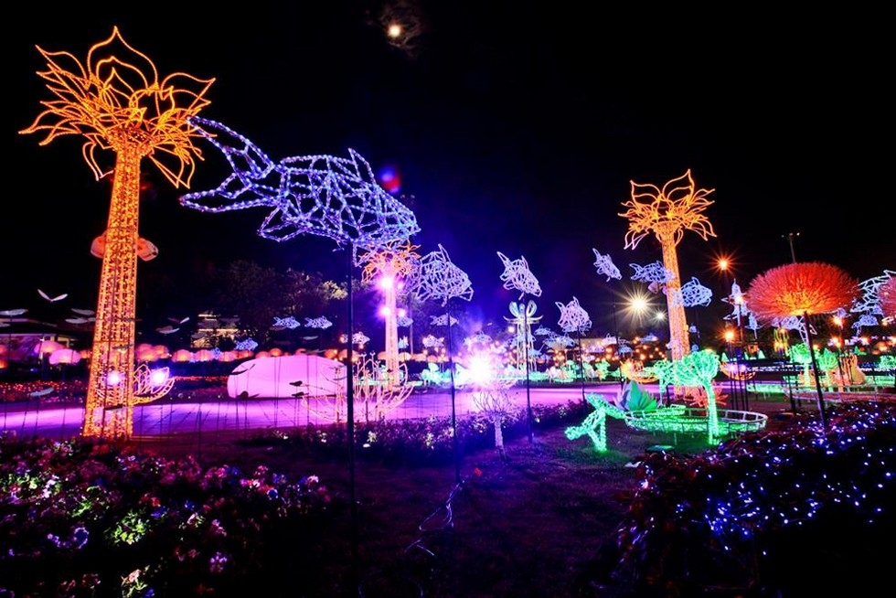 Невероятная световая инсталляция в парке Тайланда