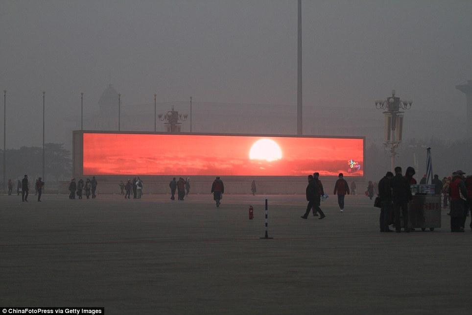 В Китае из-за густого смога восход солнца транслируют на огромных TV