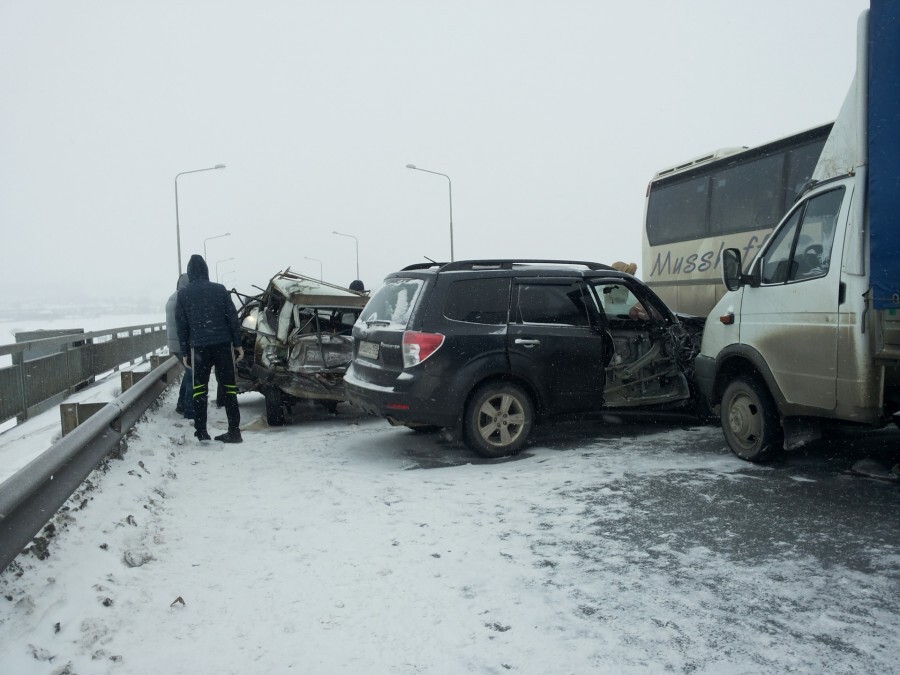 Автобус попал в ДТП на мосту при въезде в Пермь