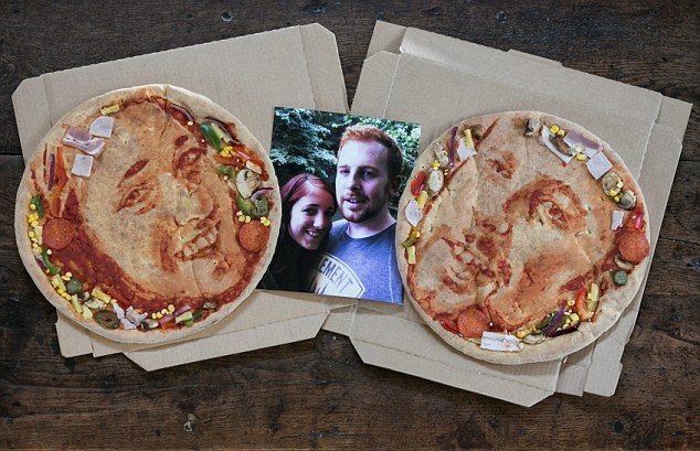 Автопортреты молодожен Kieran и Natasha Morris на пицце