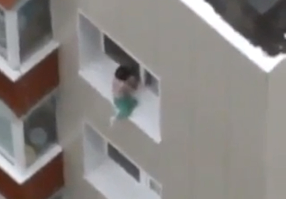 Ребенок ходит по подоконнику высокоэтажки 