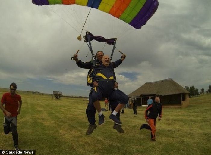 93-летний мужчина совершил прыжок с парашютом 
