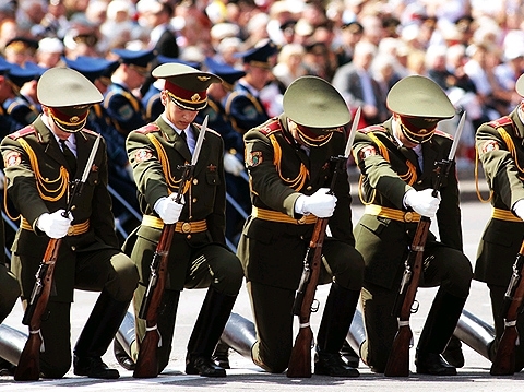 Солдаты "Домино" на параде