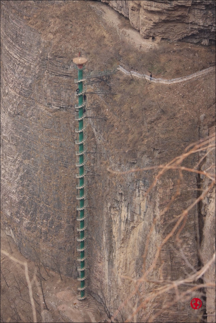 Винтовая лестница где-то в горах Китая