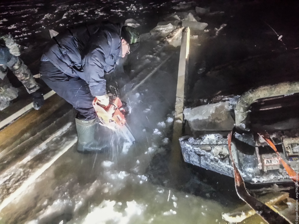 Как вытащить Land Cruiser, провалившийся под лед