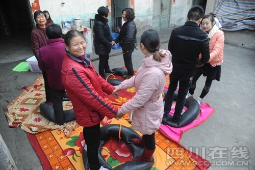 Китаец Nie Yongbing умудряется носом надуть четыре шины за 21 минуту