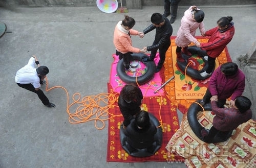Китаец Nie Yongbing умудряется носом надуть четыре шины за 21 минуту
