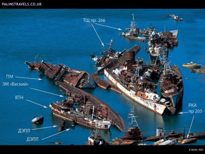 Остатки кладбища кораблей в бухте Труда