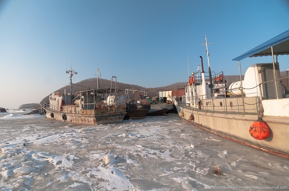 Остатки кладбища кораблей в бухте Труда