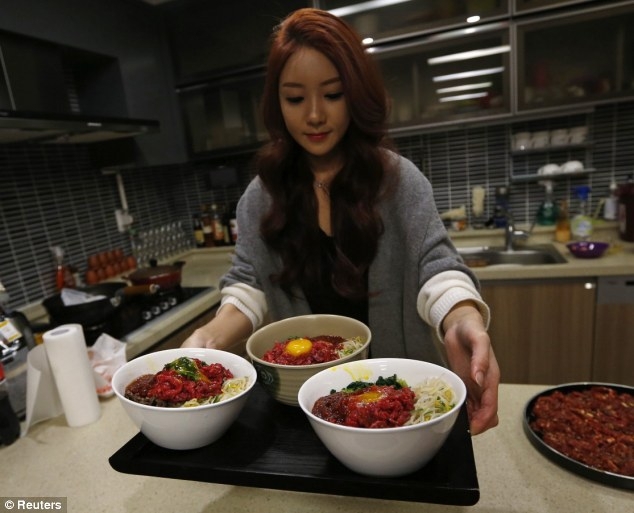 Жительница Южной Кореи зарабатывает 9000$ в месяц, ужиная онлайн