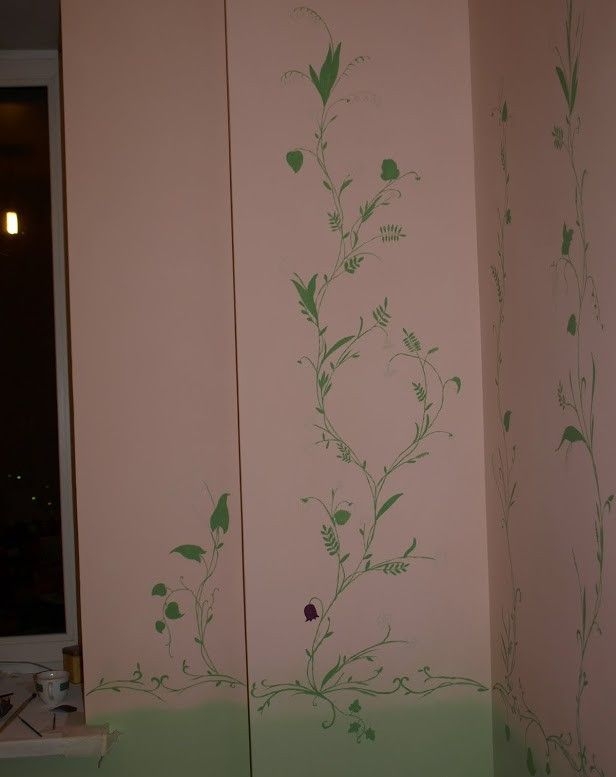 Разрисовал стены в комнате дочки