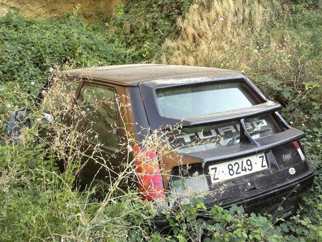 Автомобильный ужас - брошенные автомобили оставили ржавчина и времени