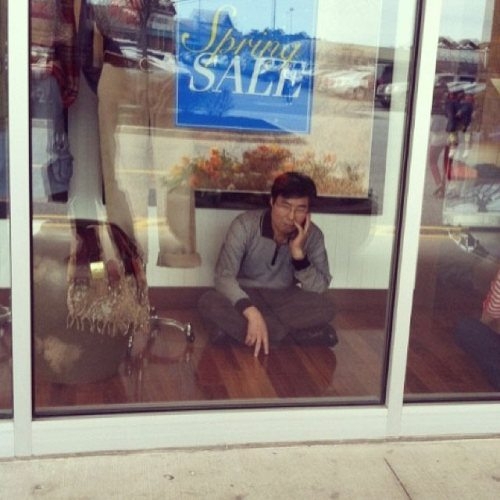 Фотографии уставших мужчин в торговых центрах. Часть 2