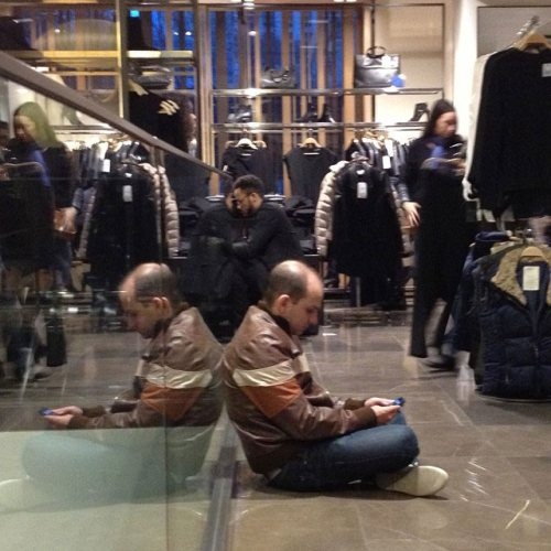 Фотографии уставших мужчин в торговых центрах. Часть 2