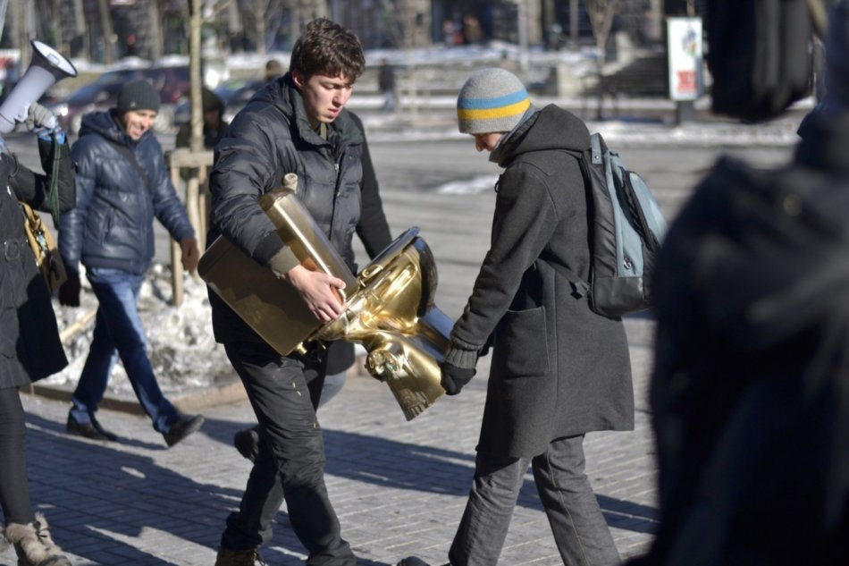Вместо Ленина митингующие поставили на постамент золотой унитаз
