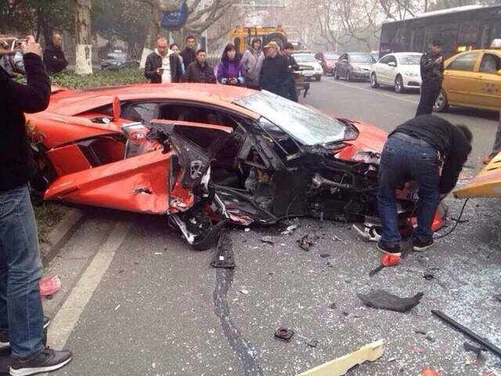 Lamborghini Aventador врезался в автобус
