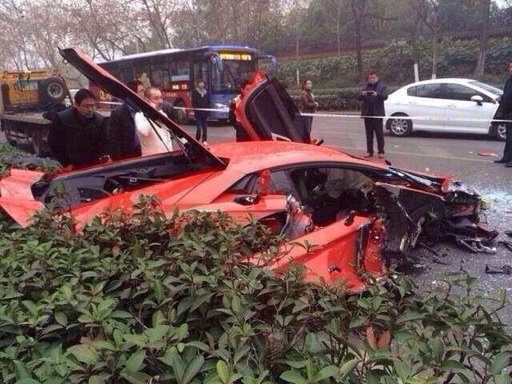 Lamborghini Aventador врезался в автобус