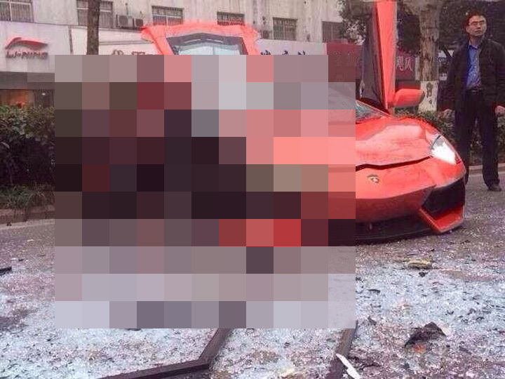 Lamborghini Aventador врезался в автобус