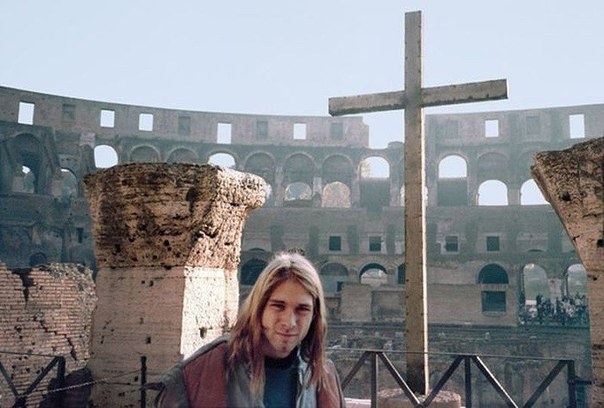 22-летний Курт Кобейн на фоне Колизея в Риме в 1989-м году.