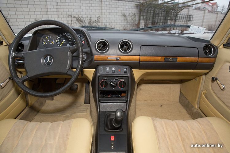 32-летний Mercedes W123