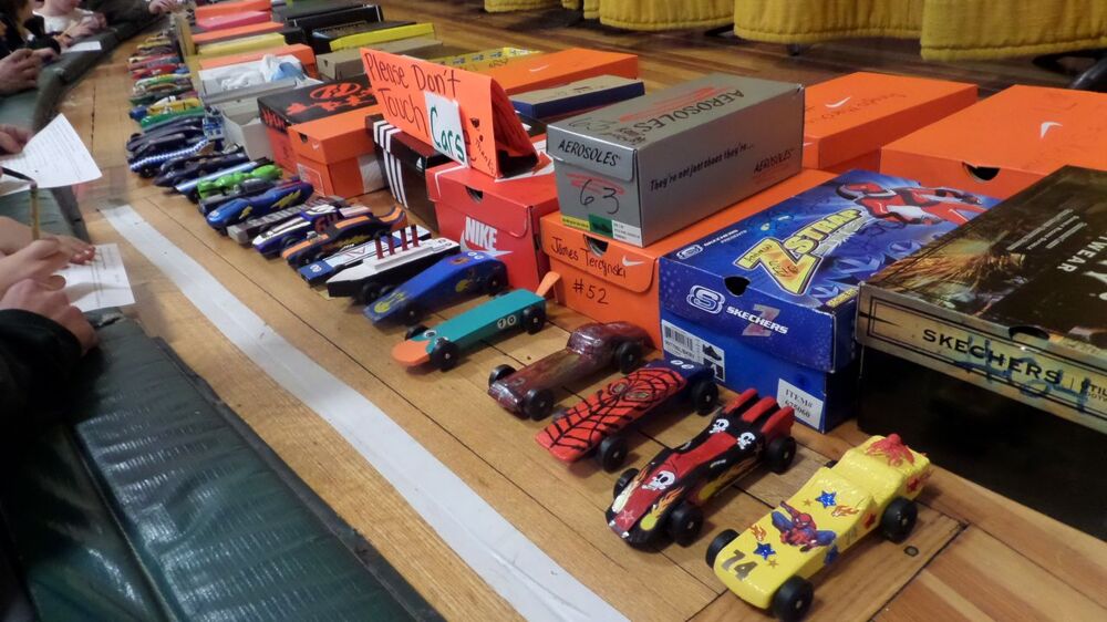 Pinewood Derby - гонки почти самодельных машинок 