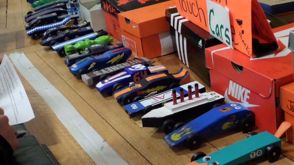 Pinewood Derby - гонки почти самодельных машинок 
