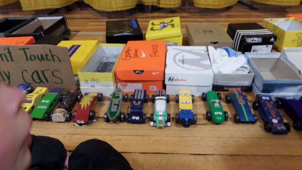 Pinewood Derby - гонки почти самодельных машинок 
