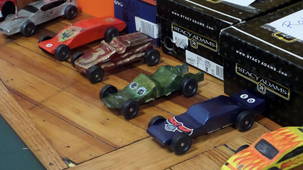 Pinewood Derby - гонки почти самодельных машинок 