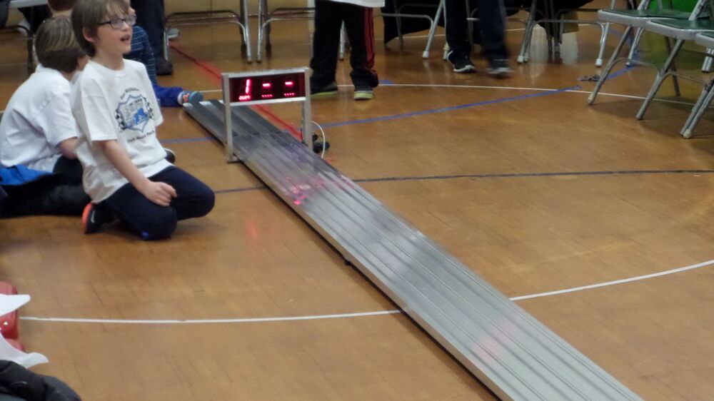 Pinewood Derby - гонки почти самодельных машинок 