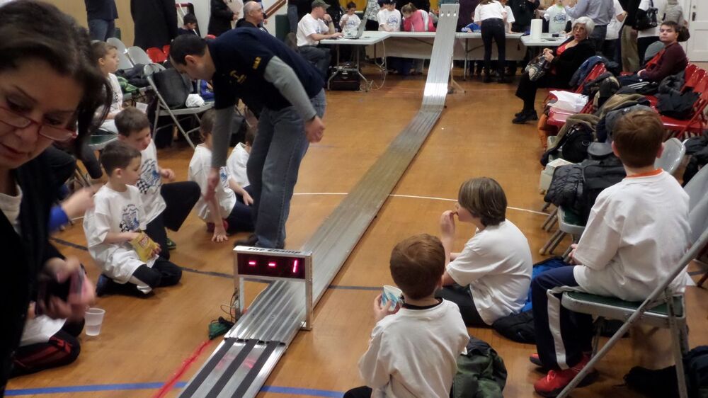 Pinewood Derby - гонки почти самодельных машинок 