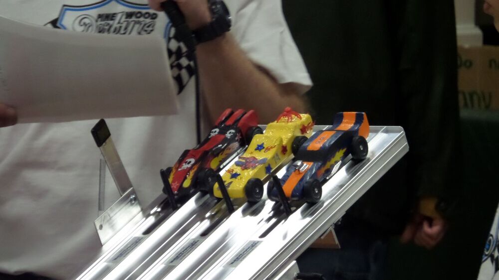 Pinewood Derby - гонки почти самодельных машинок 