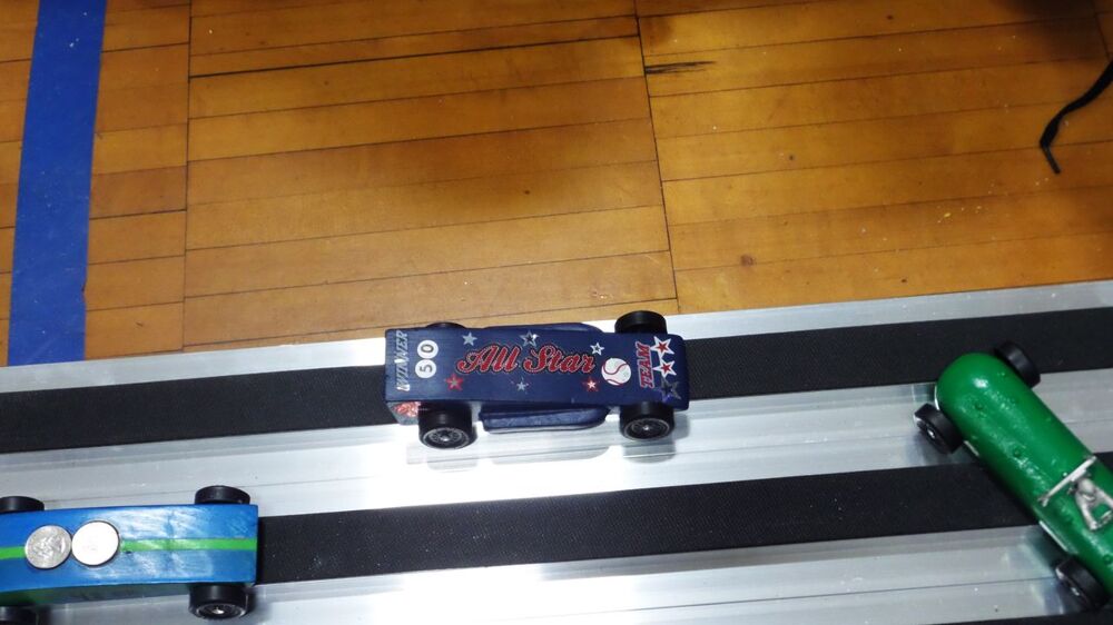 Pinewood Derby - гонки почти самодельных машинок 