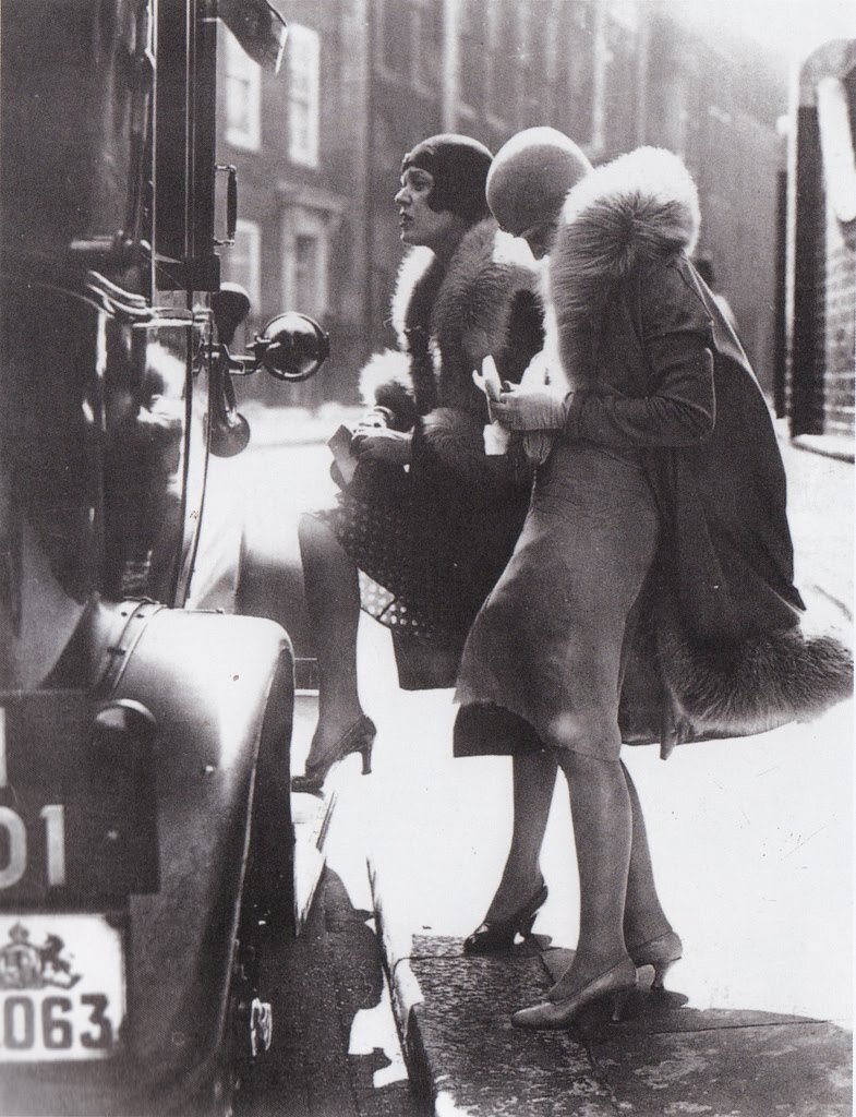 Две женщины легкого поведения на Эрихштрассе садятся в автомобиль клиента. Берлин, 1920 